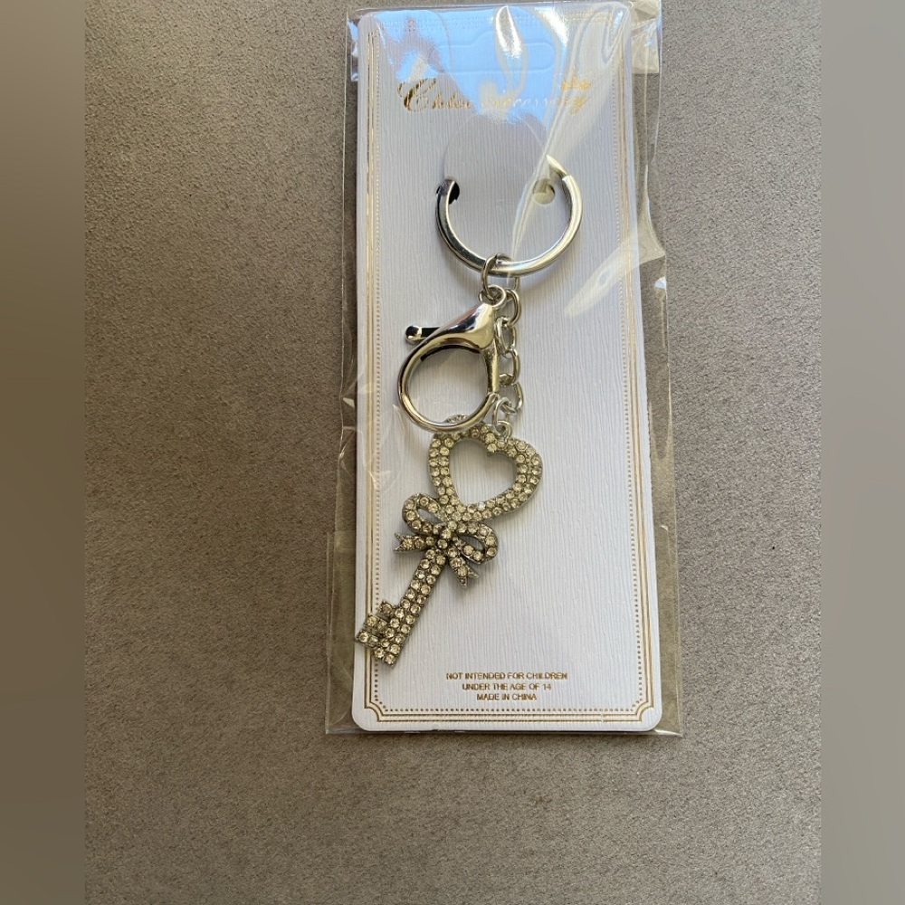 🎀 5 for $25 🎀 heart key keychain / bag charm with bow silver hardware. - Picture 2 of 2